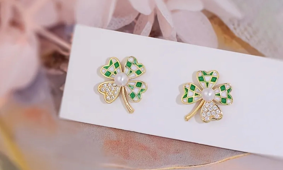 pearls & clovers